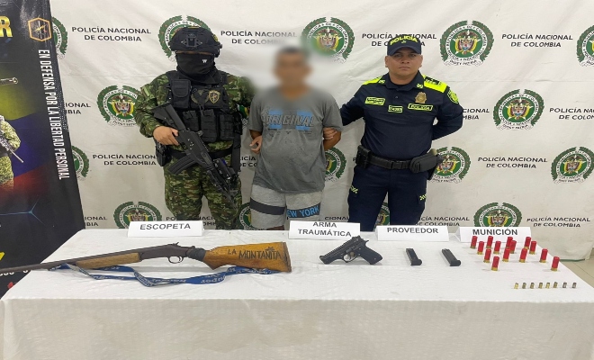 dos uniformados con una persona capturada por el delito 