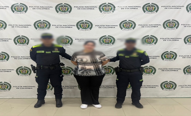 dos uniformados con una ciudadana capturada por  delitos económicos en en municipio de Cereté