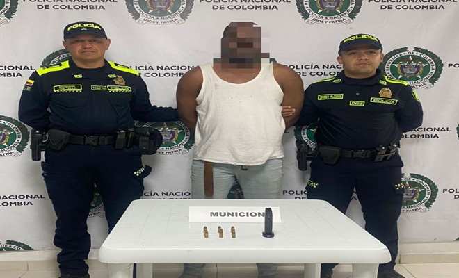 un ciudadano capturado, dos funcionarios policiales y elementos incitados encima de una mesa