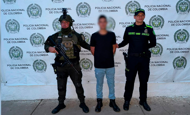 Alias 'Calavera' posa en el backing como capturado, custodiado por dos policías