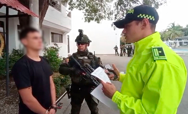 Un funcionario de DIJIN realiza la lectura de derechos del capturado a alias 'Calavera'