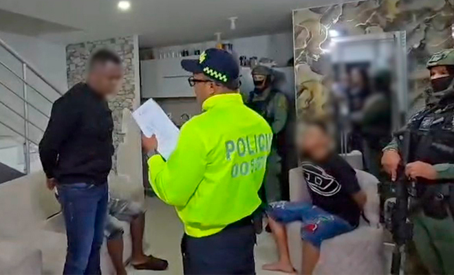 Funcionario de Policía Judicial realiza lectura de derechos de capturado a alias "Colombia".