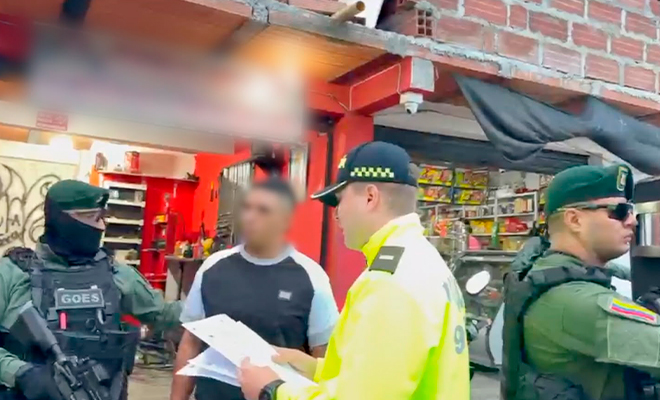 Alias 'Gomelo' presunto integrante del Clan del Golfo, es notificado de la orden de captura por un funcionario de Policía Judicial