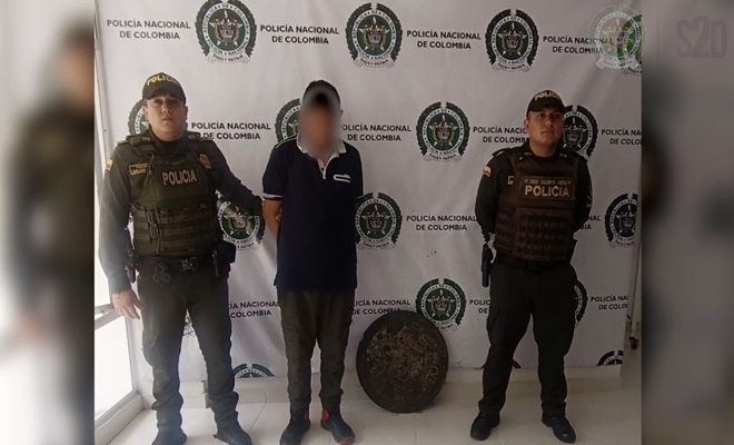 la_Policía_Nacional_capturó_en_flagrancia_a_un_ciudadano_señalado_de_hurtar_una_tapa_de_alcantarilla