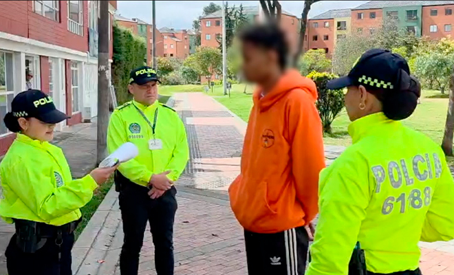 Una funcionaria de Policía Judicial notifica a alias 'Negritoon' la orden de captura en su contra.