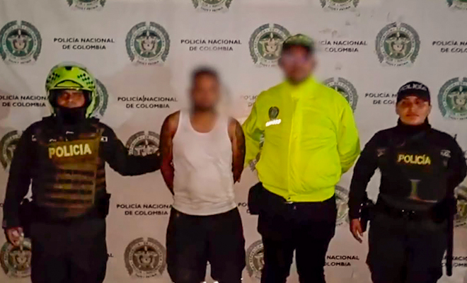 El capturado alias 'Emilio Zapata', presunto integrante del EMBF, es custodiado por la Polic&iacute;a Nacional.