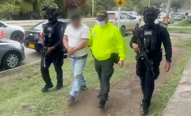 La Policía Nacional capturó a alias “Piloto”, presunto integrante del Clan del Golfo, quien quedó bajo custodia de las autoridades competentes.