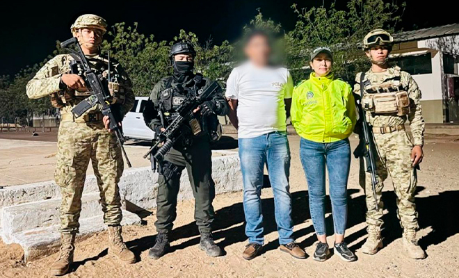 Funcionarios de la Policía y del Ejército custodian una persona capturada