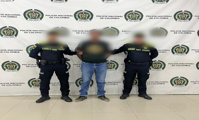 dos uniformados de la policía nacional con una persona capturada por el delitos sexuales 