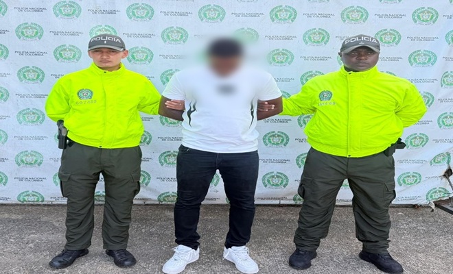 Uniformados de la Policía Nacional presentan a una persona capturada mediante orden judicial en Quibdó, requerida por el presunto delito de explotación sexual comercial de persona menor de 18 años, en desarrollo de actividades investigativas adelantadas por la Seccional de Investigación Criminal 