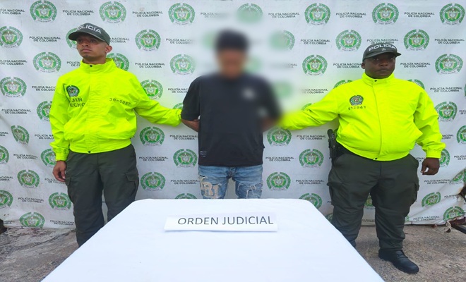 Uniformados de la Policía Nacional presentan a una persona capturada mediante orden judicial en Quibdó, requerida por una autoridad judicial del departamento de Arauca por el presunto delito de hurto calificado y agravado.