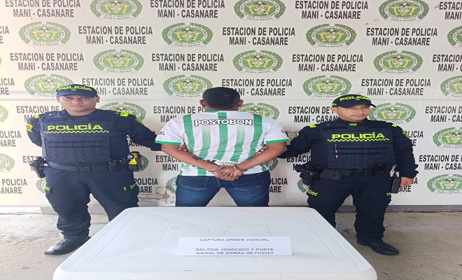 Polic&iacute;as capturan a persona por orden judicial