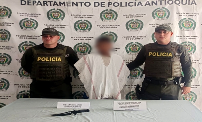 Policías custodian a un capturado y encima de una mesa elemento corto punzante