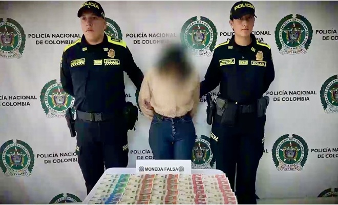 una mujer capturada, una mesa con billetes falsos y la acompa&ntilde;an 2 funcionarios policiales