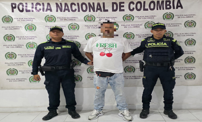 Dos policías con un capturado 