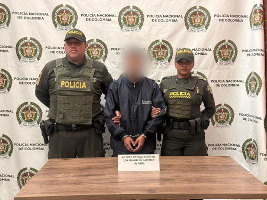 Un_capturado_en_flagrancia_por_actos_sexuales_bajo_custodia_de_dos_policias_del_Modelo_de_Servicio