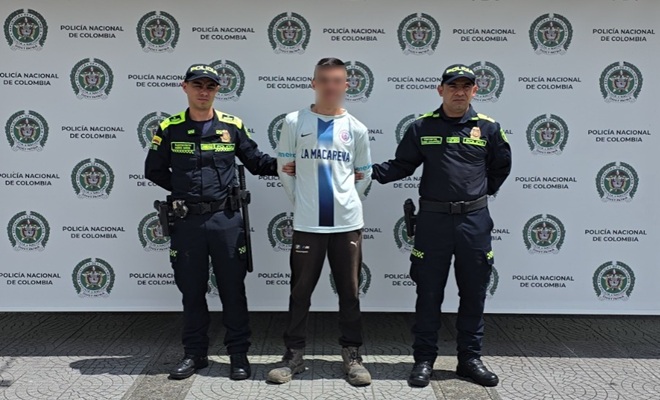 dos policías y un capturado 