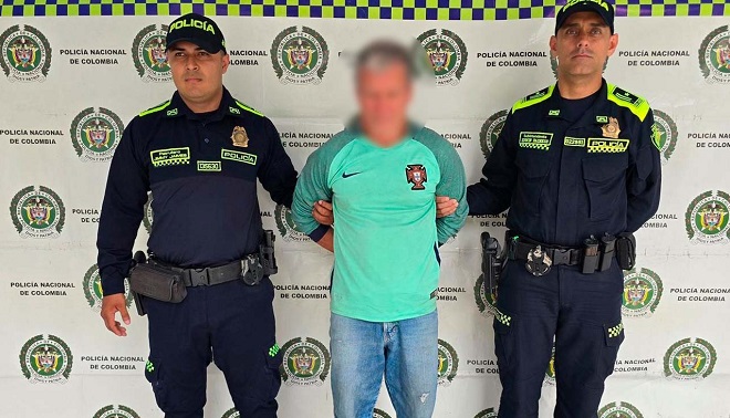 Dos Polic&iacute;as y  Un Capturado por orden judicial