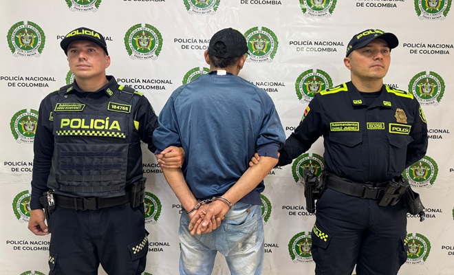 dos uniformados y un capturado 
