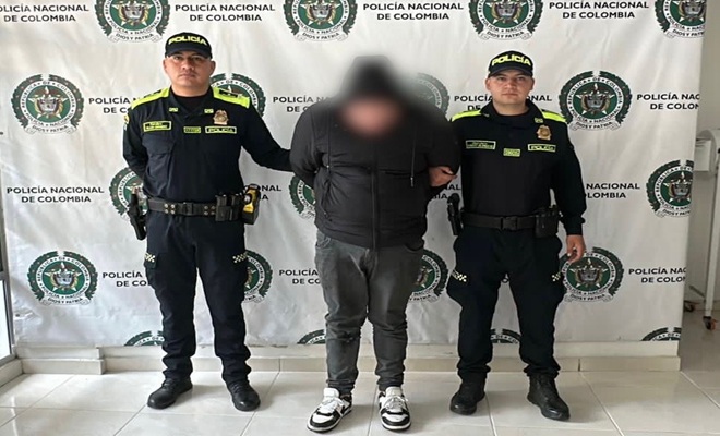 un capturado y dos funcionarios policiales