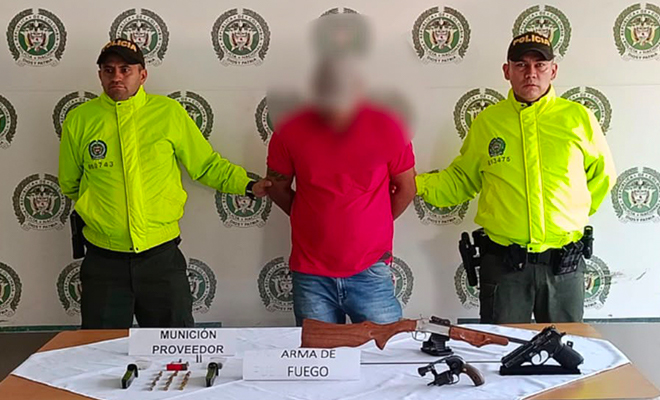 Persona capturada y elemento incautados junto a dos funcionarios de la seccional de Investigación criminal