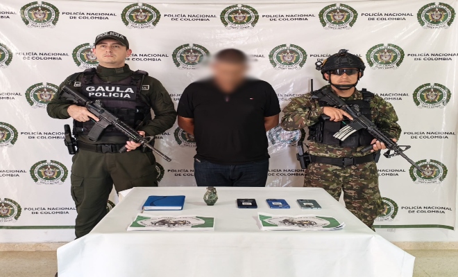 Polic&iacute;a y soldado custodiando un sujeto y los elementos incautados