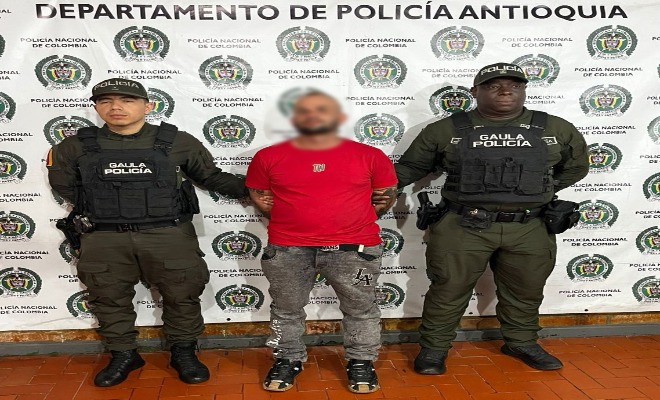 Dos policías del GAULA custodian a un capturado