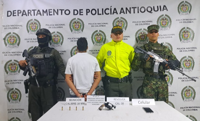 Policía y Ejército custodian capturados y armamento