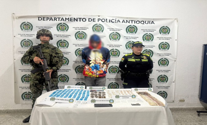 Polic&iacute;a y Ej&eacute;rcito custodian capturado y estupefacientes 