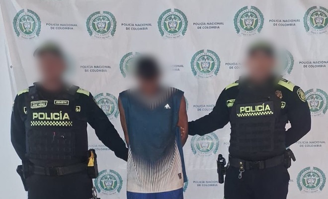 Dos polic&iacute;as con un capturado por estupefacientes