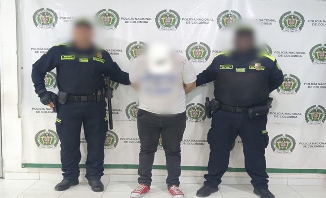 Dos policías y una persona capturada
