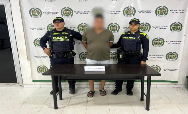 Dos uniformados con una persona en calidad de capturado por el delito delito de daño en bien ajeno