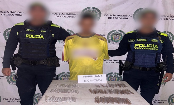 Dos polic&iacute;as y una persona capturada