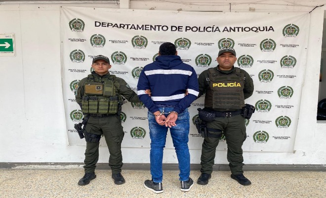 policías custodian a un capturado 