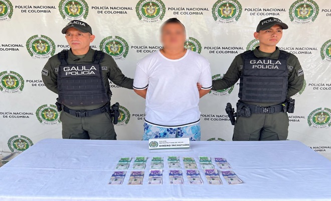 Dos policías, una Persona capturada por extorsión y  cinco millones en una mesa incautado