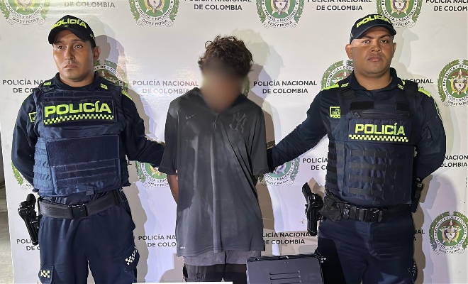 Dos polic&iacute;as y un capturado por el delito de hurto.