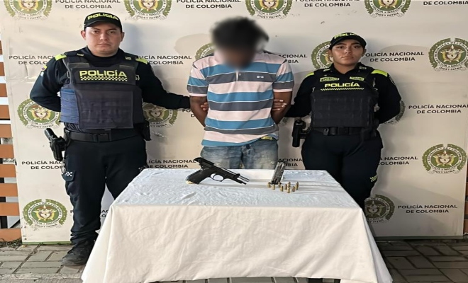 Dos policias y un capturado con un arma de fuego y varios cartuchos