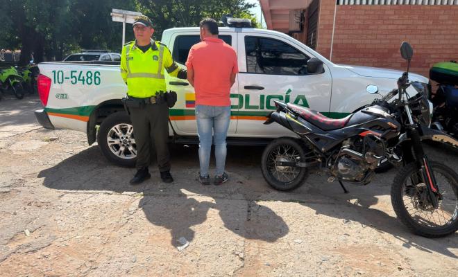 Policía captura a un sujeto que se movilizaba en un motocicleta hurtada
