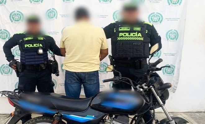 Dos Polic&iacute;as, un ciudadano capturado y una motocicleta incautada 