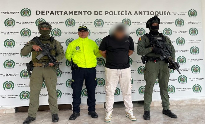 Policías custodian a un capturado