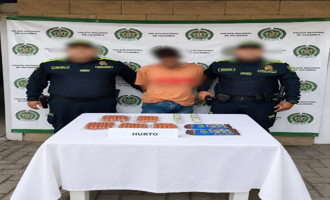 dos uniformados con una persona en calidad capturada por el delito de hurto 