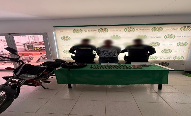 dos uniformados de la Polic&iacute;a nacional con una persona capturada por el delito de fabricaci&oacute;n, tr&aacute;fico, porte o tenencia de armas de fuego, accesorios, partes o municiones.