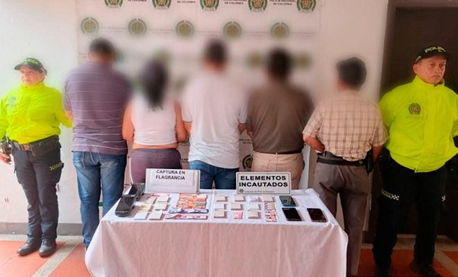 Cuatro hombres y una mujer capturados dedicadas a la comercialización ilícita de juegos de azar y suerte.