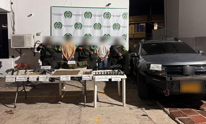 Tres polic&iacute;as, un Veh&iacute;culo y material de guerra incautado 