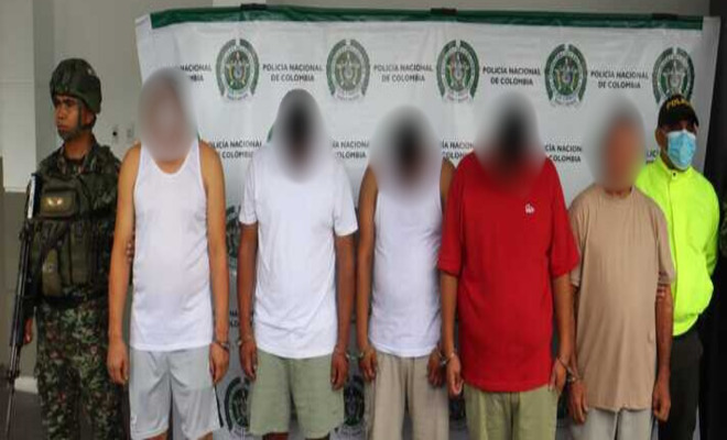 Cinco capturados sujetados por uniformados de la seccional de investigaci&oacute;n criminal de la Polic&iacute;a Nacional  y ejercito nacional.