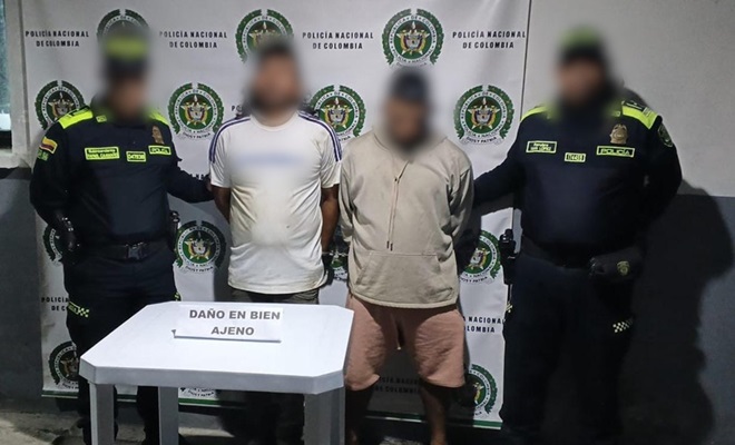 Dos Policías y dos personas capturadas