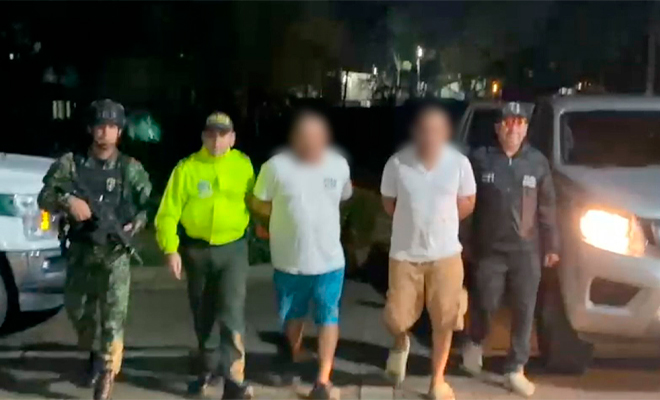 Funcionarios p&uacute;blicos trasladan a dos capturados 