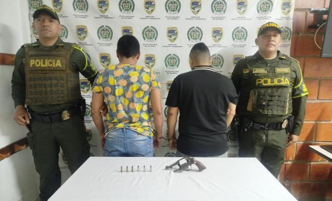 Capturados con revólver durante operativo en San Alberto