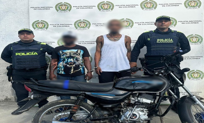 Dos polic&iacute;as, dos capturado y  una motocicleta 