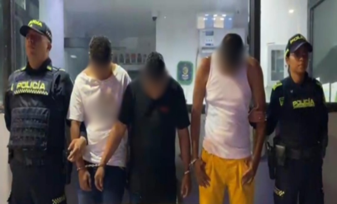 Dos polic&iacute;as, tres capturados frente a un ca&iacute; 